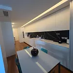 Luxury River View 3br With Pool By Airport 아파트 리스본