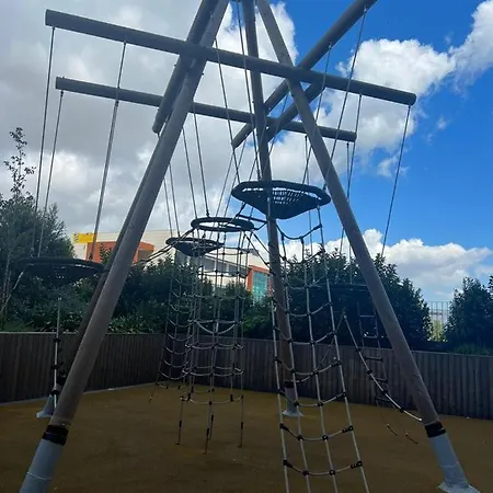 Апартаменты Luxury River View 3br With Pool By Airport