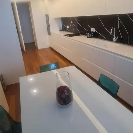 Luxury River View 3br With Pool By Airport Appartement