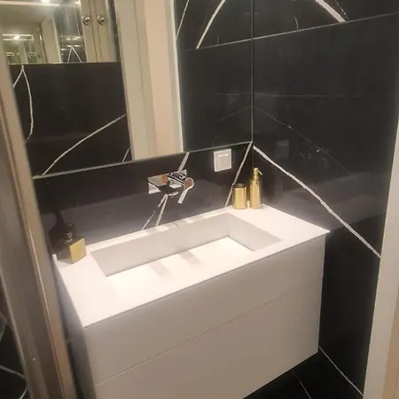 Апартаменты Luxury River View 3br With Pool By Airport