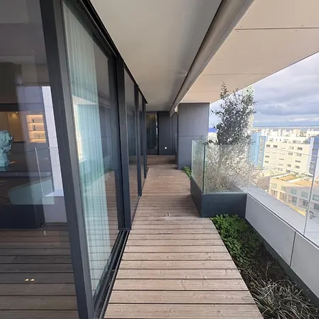Luxury River View 3br With Pool By Airport Apartment