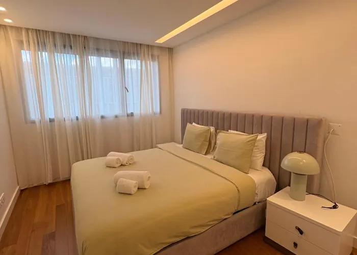 Apartament Luxury River View 3br With Pool By Airport