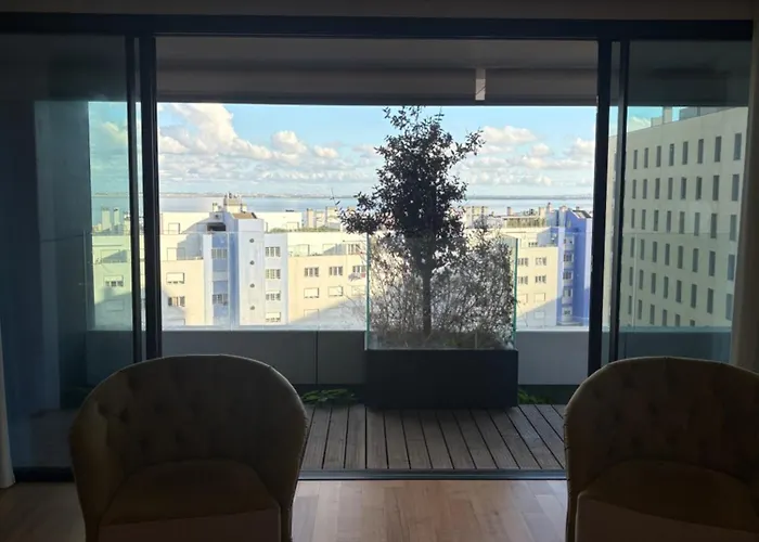 Apartament Luxury River View 3br With Pool By Airport