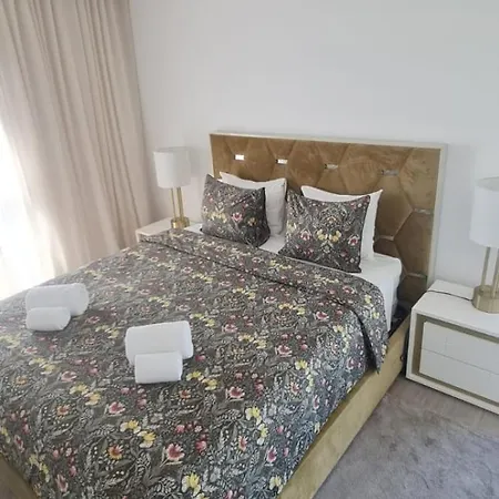 Daire Luxury River View 3br With Pool By Airport *